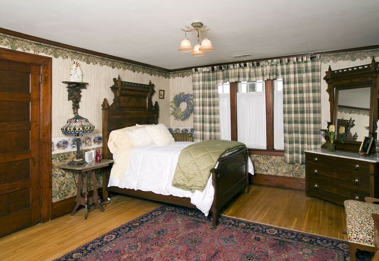 Bed & Breakfast The Victorian Tudor Inn
