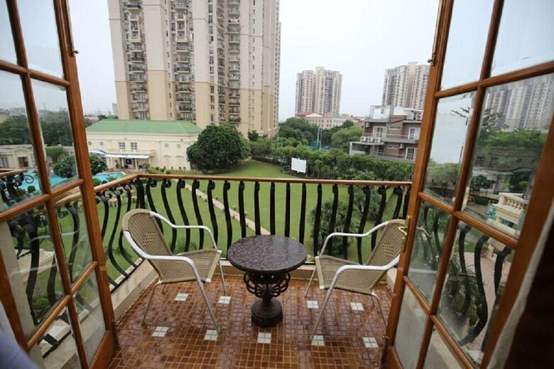 Hotel Dlf Club 4
