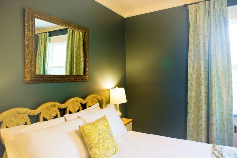 Bed & Breakfast 1 West Inn Waterfront
