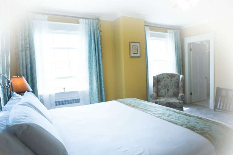 Bed & Breakfast 1 West Inn Waterfront