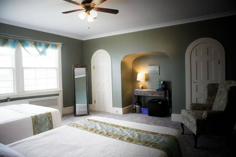 Bed & Breakfast 1 West Inn Waterfront
