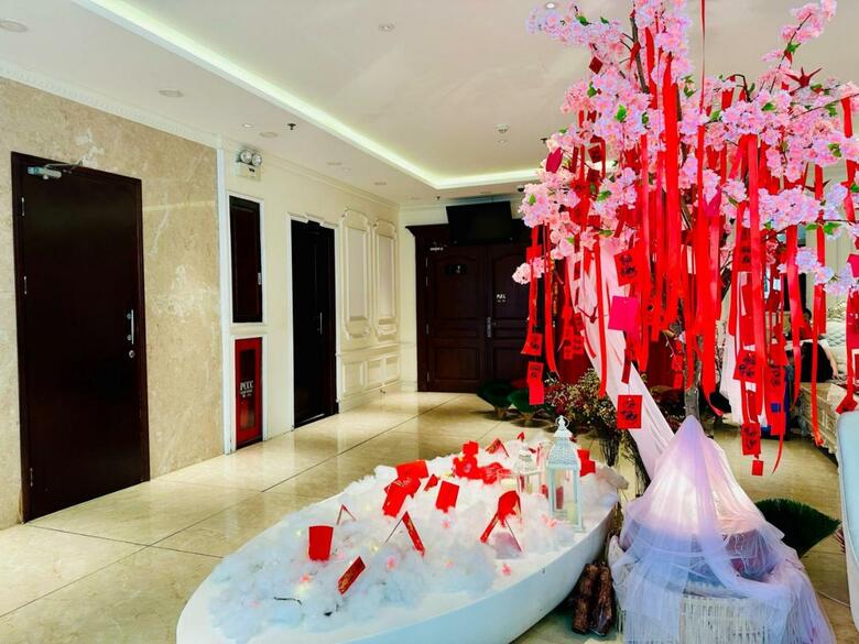 Happy Life Grand Hotel & Rooftop Skybar