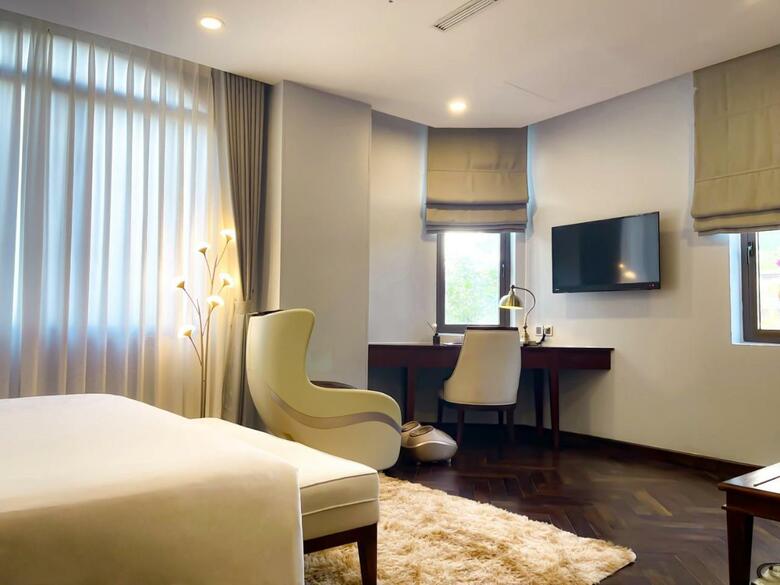 Happy Life Grand Hotel & Rooftop Skybar