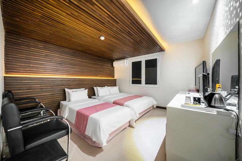 Q Hotel