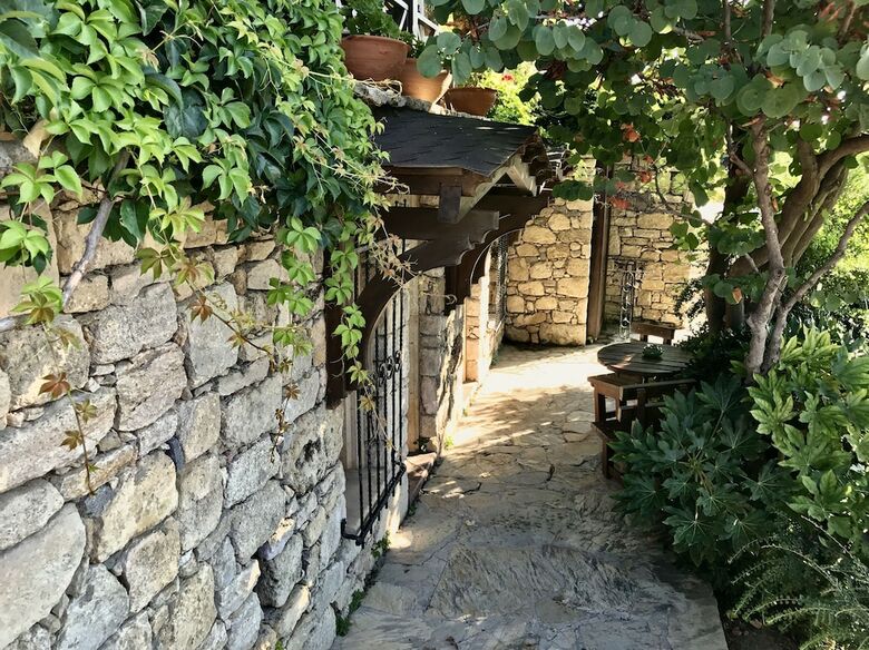 Ada Bacchus Hotel