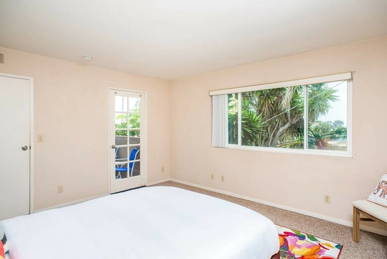 4br/3.5ba W/ Balcony In Pb By Domio