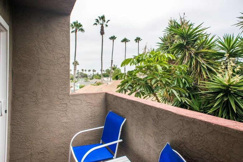 4br/3.5ba W/ Balcony In Pb By Domio
