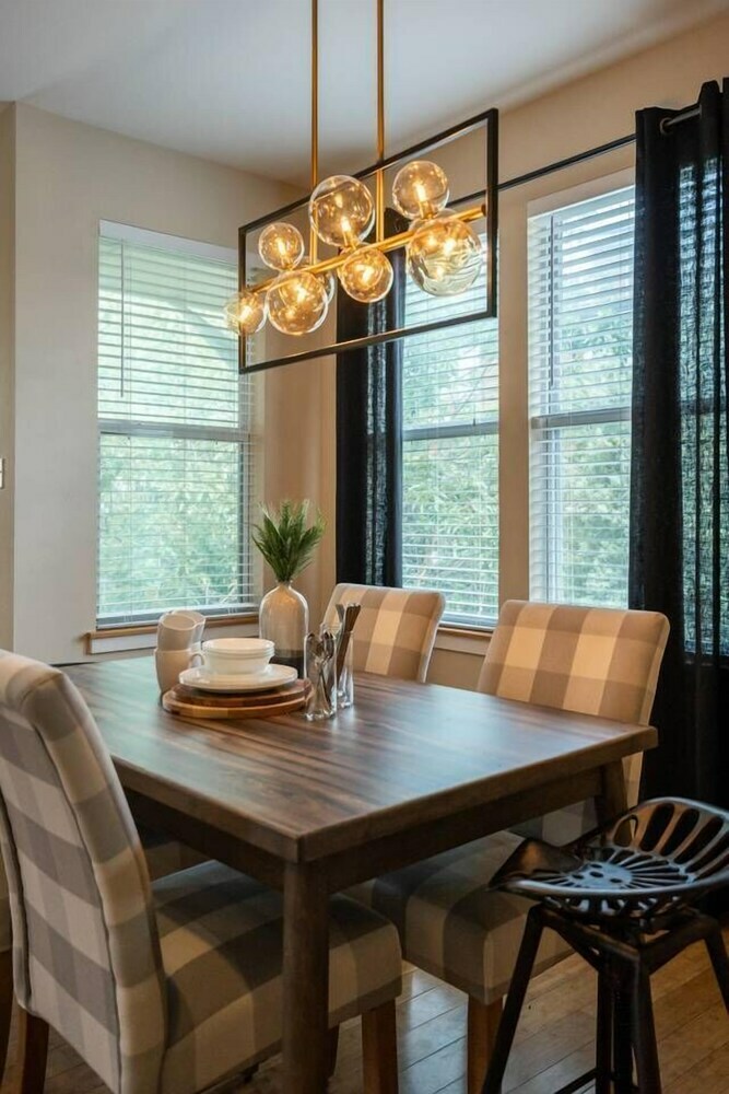 Charming Downtown 3br/2.5ba Home W/ Deck By Domio
