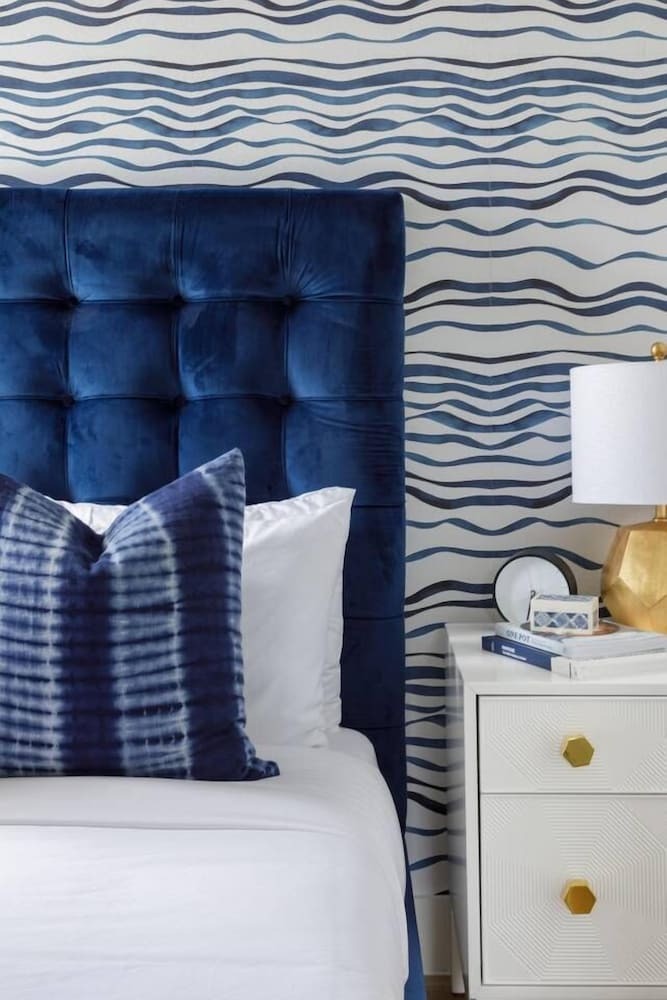 Enjoy A Curated Designer Home With Rooftop Deck