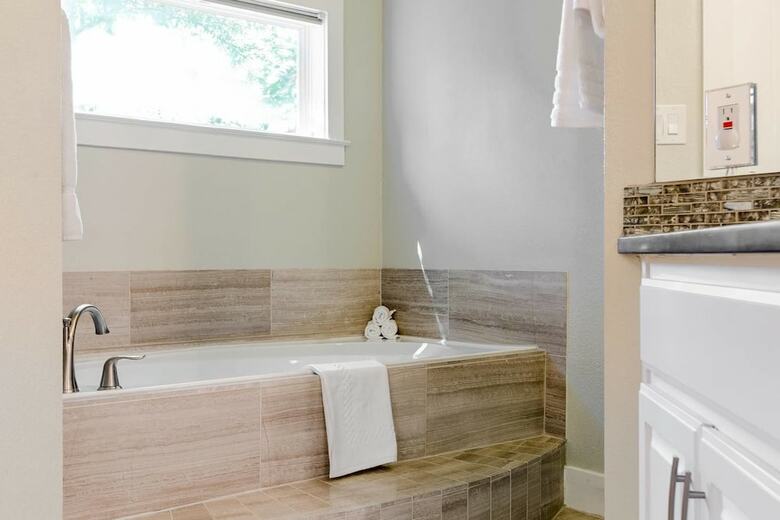 Massive 14 Bed/3.5ba Downtown Home By Domio