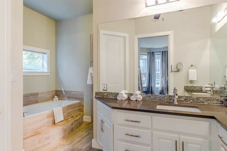 Massive 14 Bed/3.5ba Downtown Home By Domio