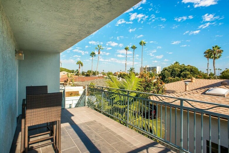 Modern 3br Sd Home Steps To Pb By Domio