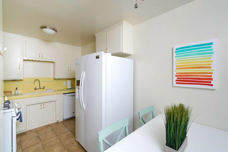 Incredible 3br/ 3ba Apt In Pacific Beach By Domio
