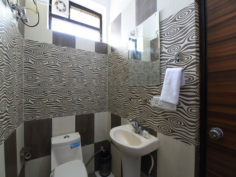 Hotel Oyo 12818 Dev Villa