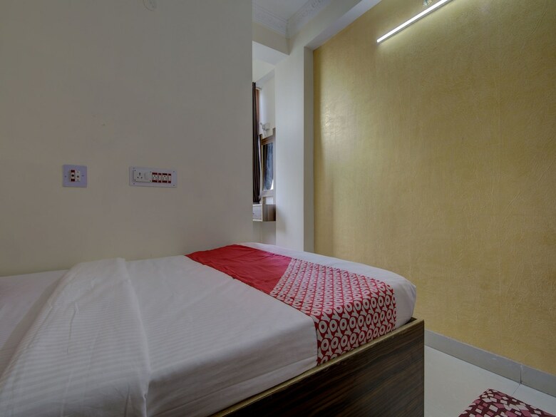 Oyo 15589 Hotel Kamdhenu