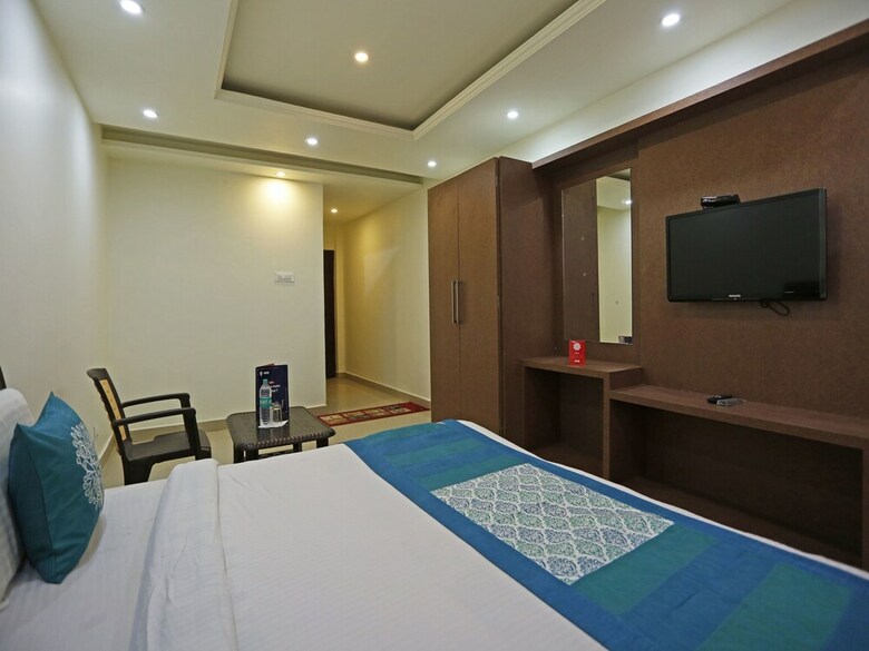 Hotel Oyo 7905 Holiday Inn