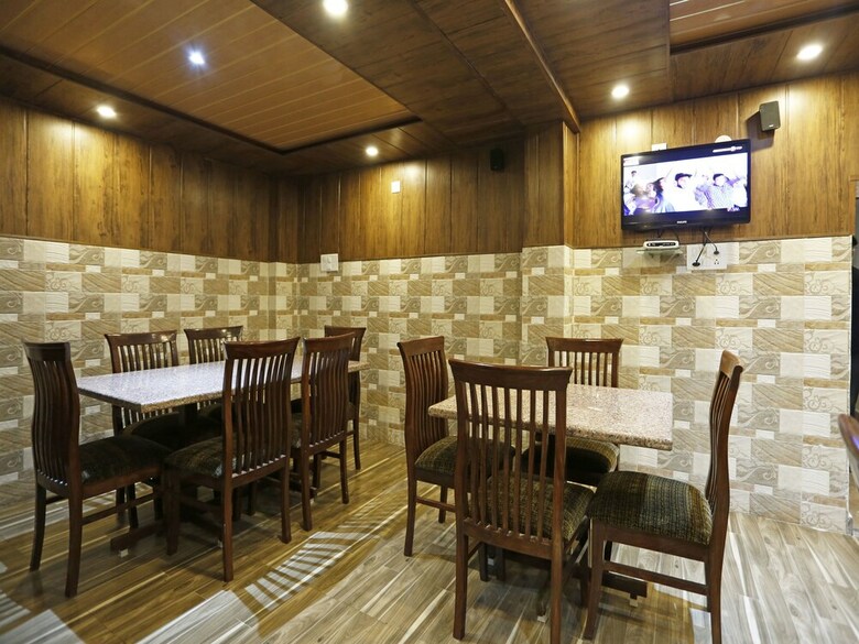 Hotel Oyo 7905 Holiday Inn