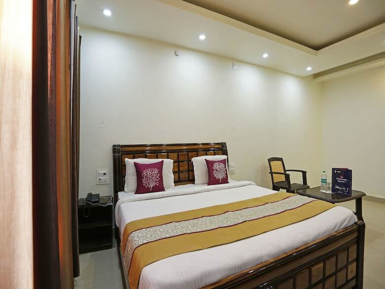 Hotel Oyo 7905 Holiday Inn
