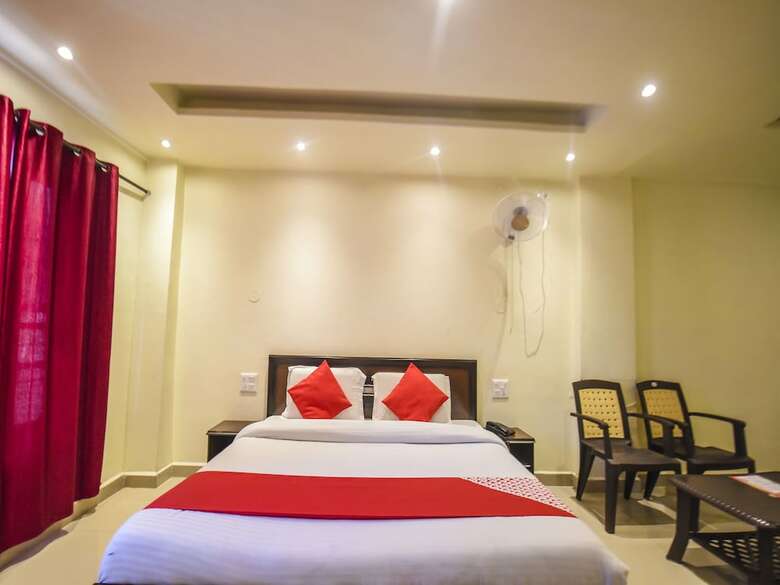 Hotel Oyo 7905 Holiday Inn