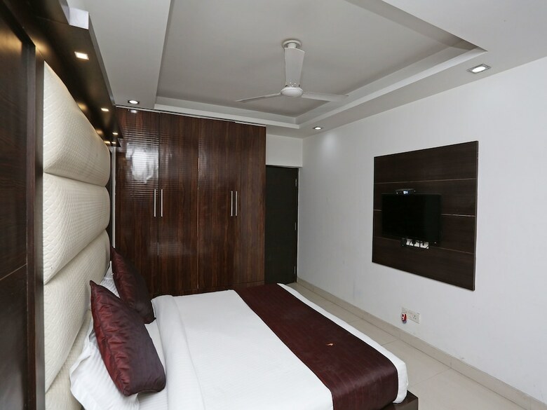 Hotel Oyo 14389 Diplomat Suites