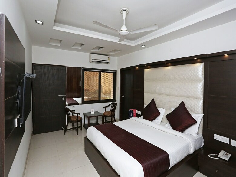 Hotel Oyo 14389 Diplomat Suites