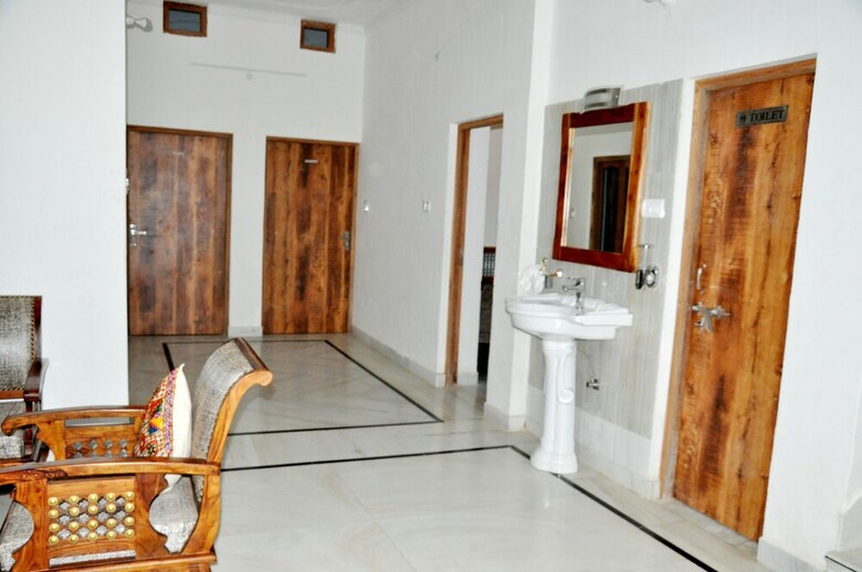Sartaj Hotel