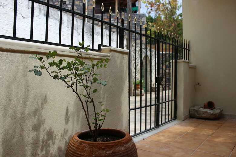 Roes Apartments