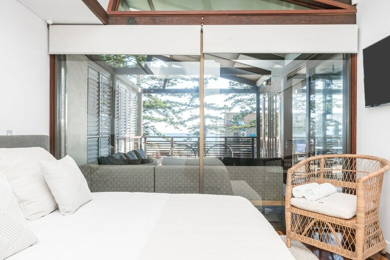 Panoramic Beachfront Apartment - On The Bay