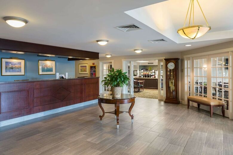 Hotel Ramada By Wyndham Boston