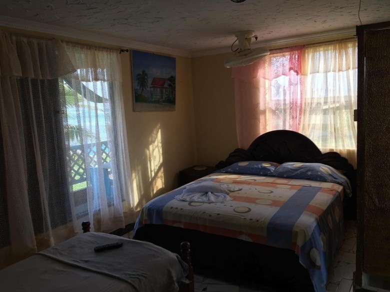 Yellow Moon Guesthouse & Apartments