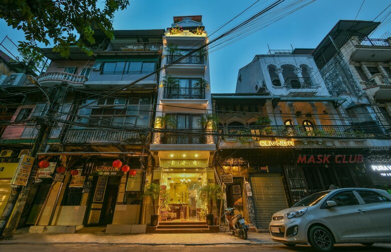 Golden Sail Hotel