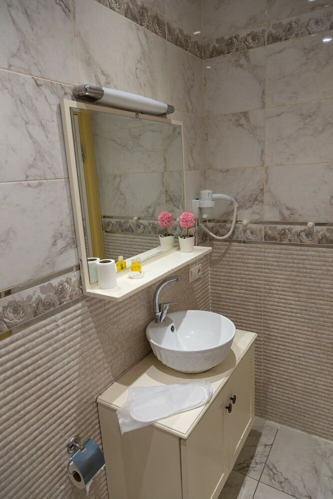 Royal Garden Suite Hotel