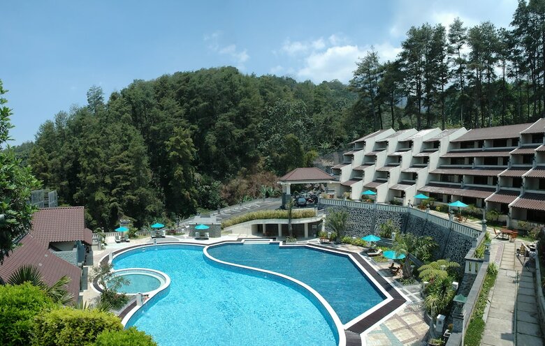 Hotel Pines Garden Resort