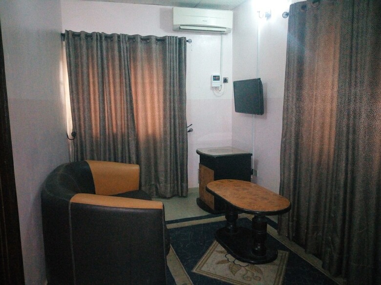 Hotel Bayse One Executive Suites And Bar