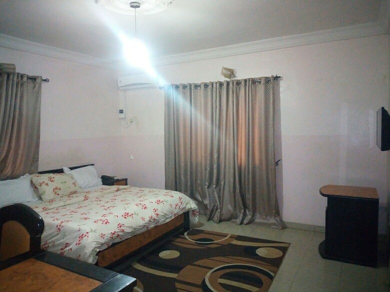 Hotel Bayse One Executive Suites And Bar