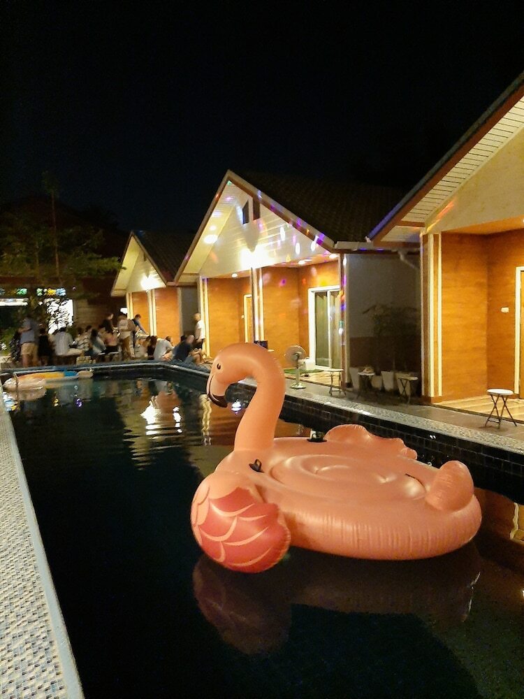 Hotel Phen Waree Ampawa Resort