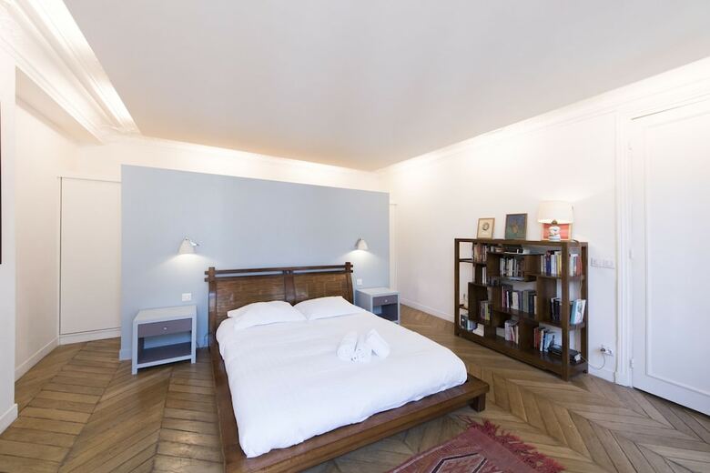 Apartamento Balcony Over The Tree-lined Boulevard