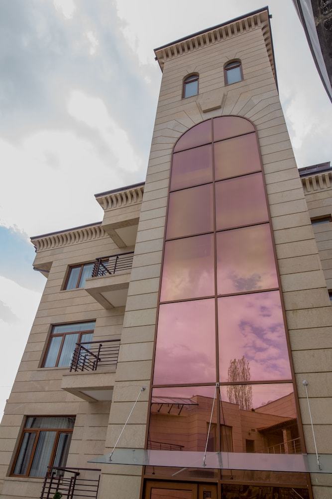 Grand Hills Hotel