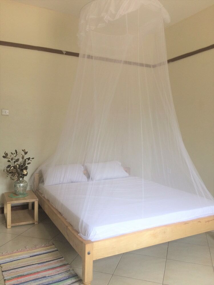 Hostal The Five Horsemen Uganda Ltd - Hostel