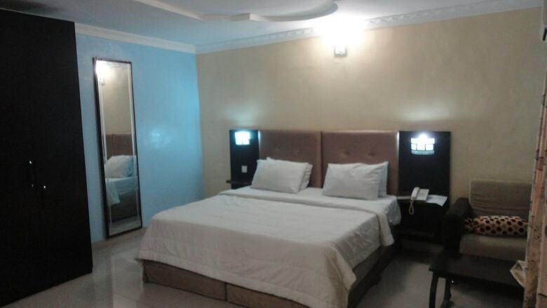 Moongate Hotel And Suites - Obantoko