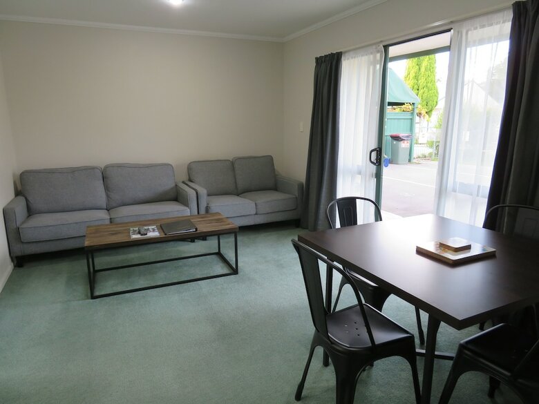 Commodore Court Motel