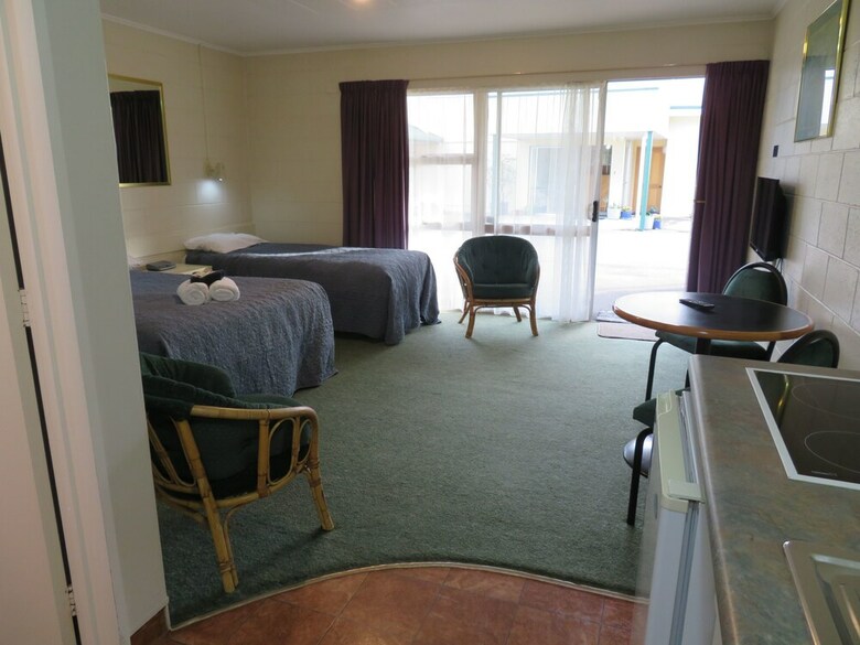 Commodore Court Motel