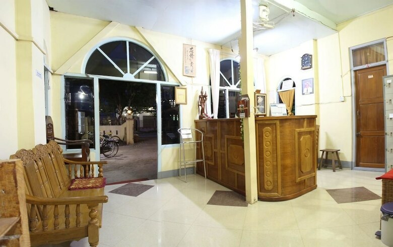 Hostal Mr. Charles Guest House - Hostel