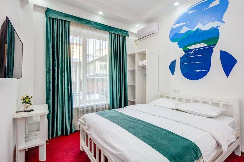 White Hotel & Hostel