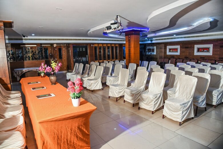 Fabhotel Rr Grand Daba Garden