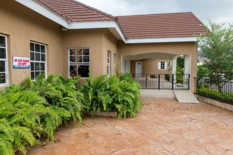 Ocho Rios Beach House At Dax Hall
