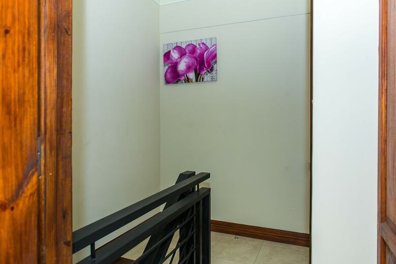Kinsgton Modern Duplex Apartment With Pool