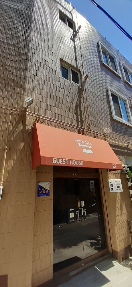 Hostal Work Life Balance Guesthouse Busan Station - Hostel