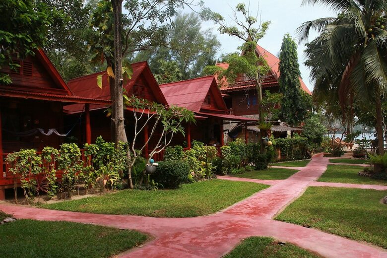 Hotel Longtail Beach Resort
