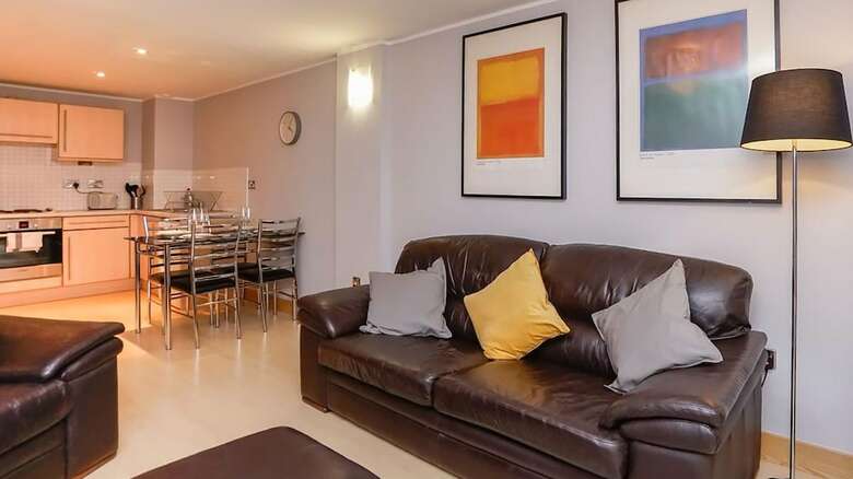 Leeds City Centre Apartment With River View